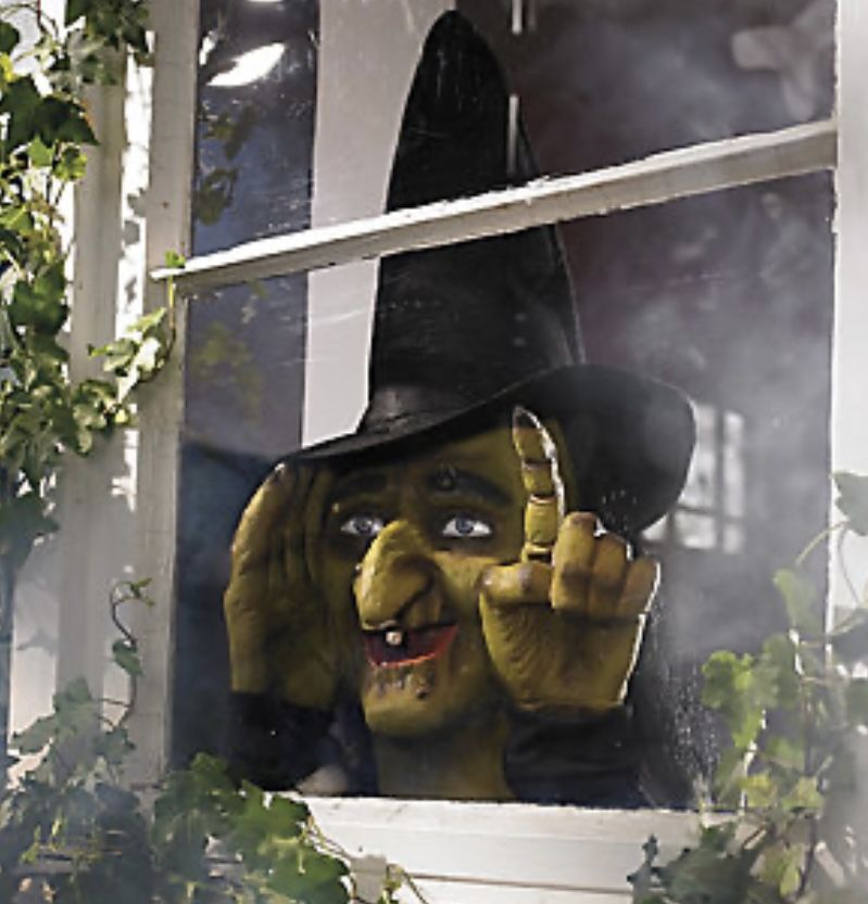 GRANDINROAD Tapping Witch