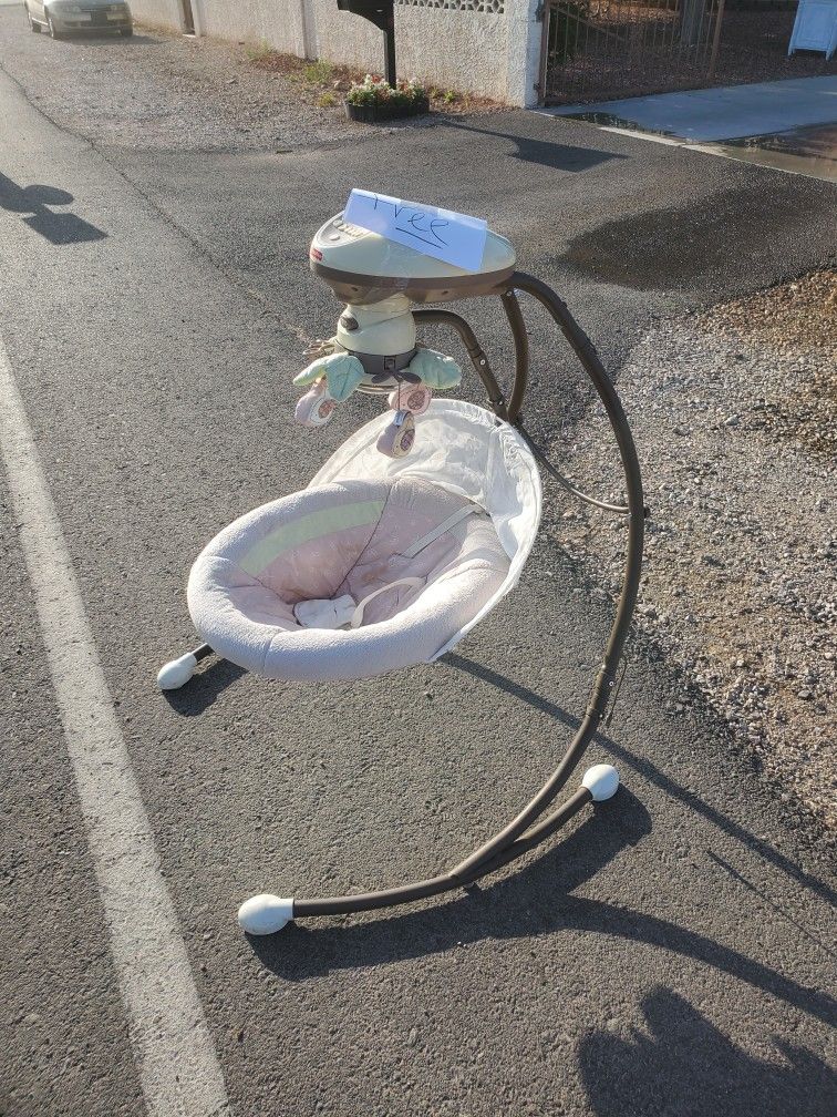 Free Stuff.  TV DOESNT WORK!!!!TV. Cracked Screen. 