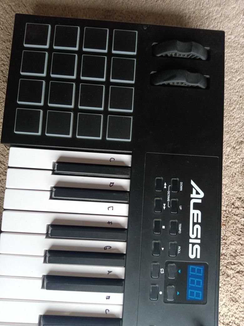 Alesis Vi49