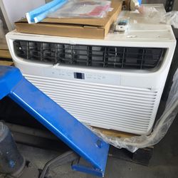 28000 Btu Frigidaire Ac Unit. Retail 750$  Brand New 