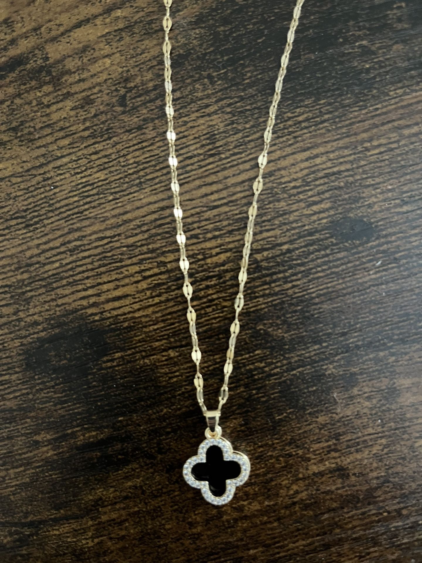 Gorgeous clover necklace NEW