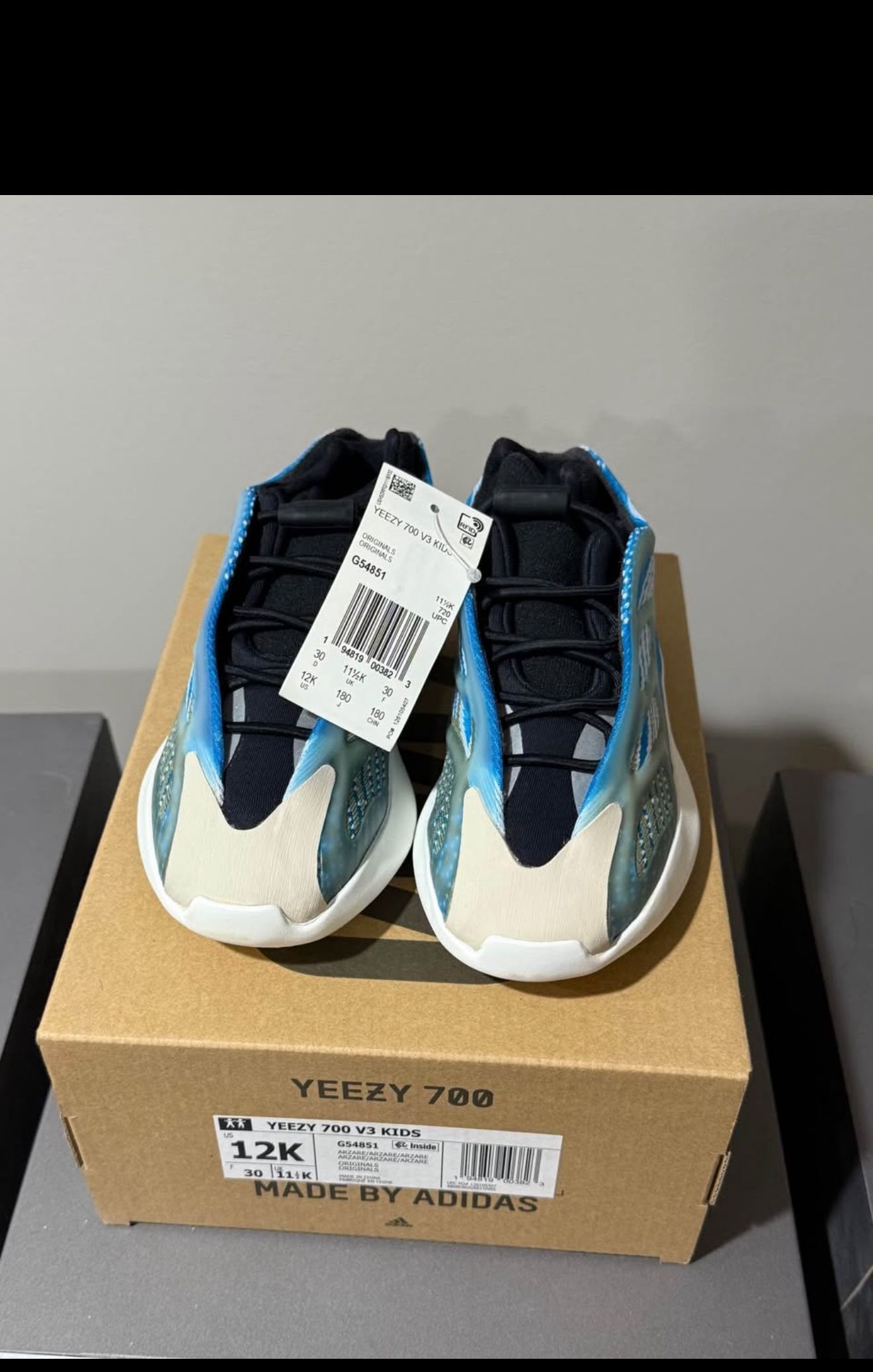 Yeezy 700 v3 Arzareth Kids Sized