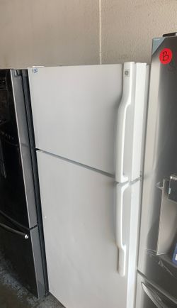 White GE top freezer refrigerator
