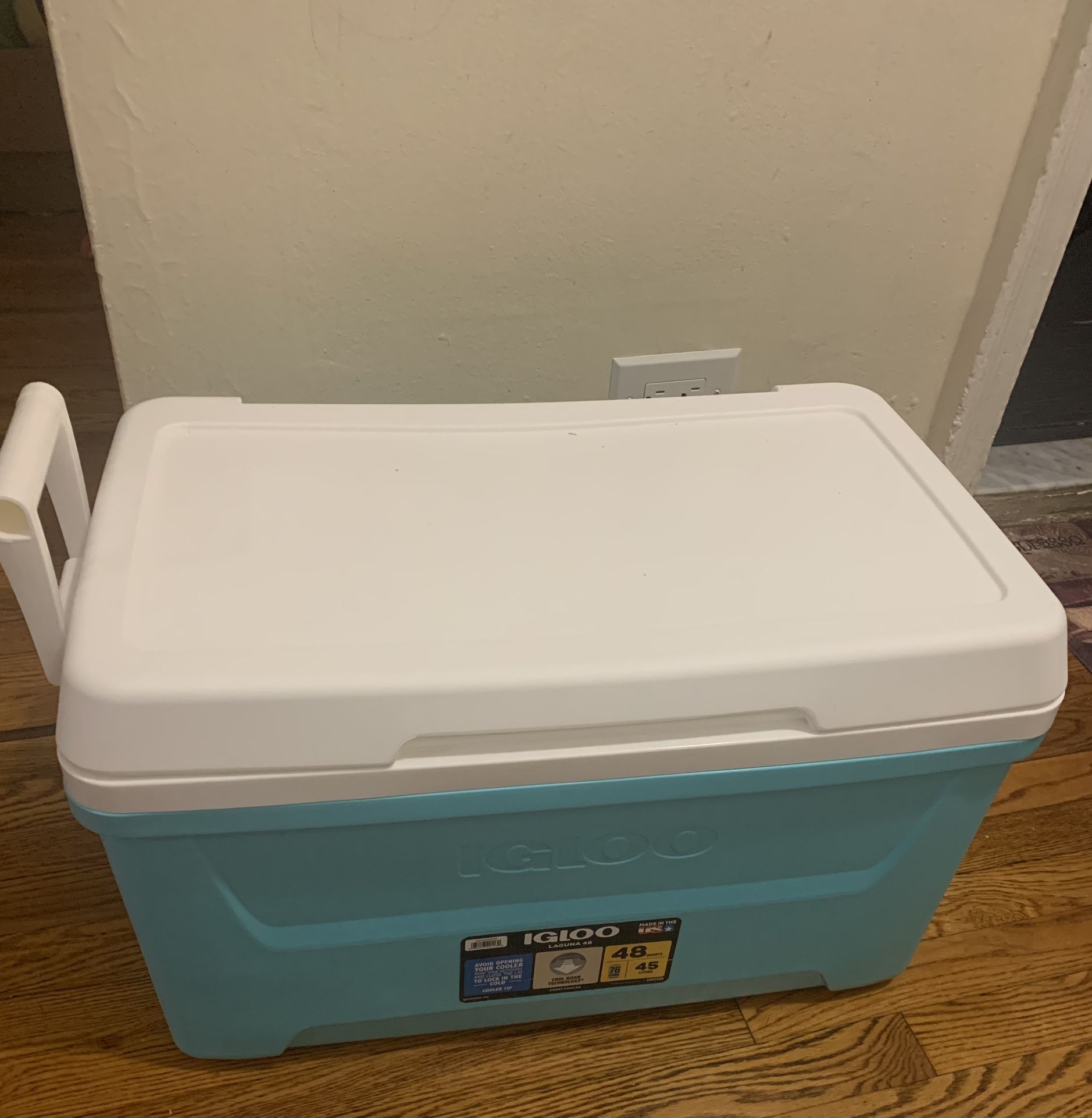 Igloo 48 Quart Laguna Hard Sided Ice Chest Cooler, Aqua Blue and White