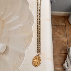 Gold chain with pendant 💯