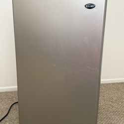 Mini fridge 