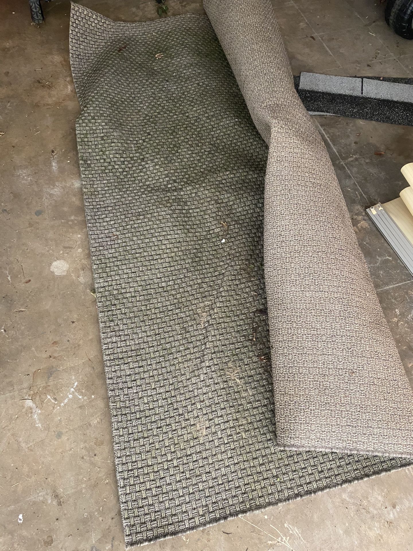 Outdoor Rug 10’x5-1/2’ ; Needs to be Cleaned