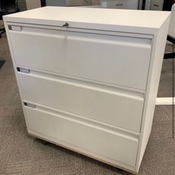 TEKNION LLF30 3 DRAWER 36" LATERAL METAL STEEL FILE CABINET W/ KEY Color Storm White Material Steel Product Dimensions 18'D x 36'W x37"H CONDITION ORI