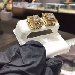 10k Gold  Big Diamond Baguette And Round With Screw Back 💎💎💎💎💎