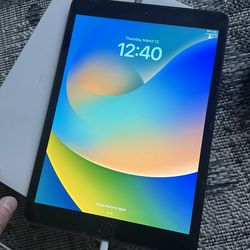 iPad Gen 7 32 gb in space gray