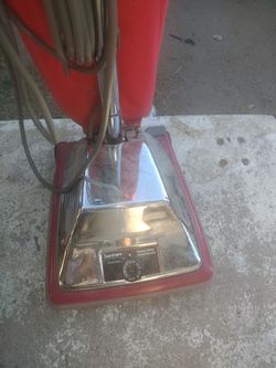 commercial Senator vacuum how does $40 you take it it turns on that's all I know anything about it it's a very expensive vacuum at the vacuum stores c