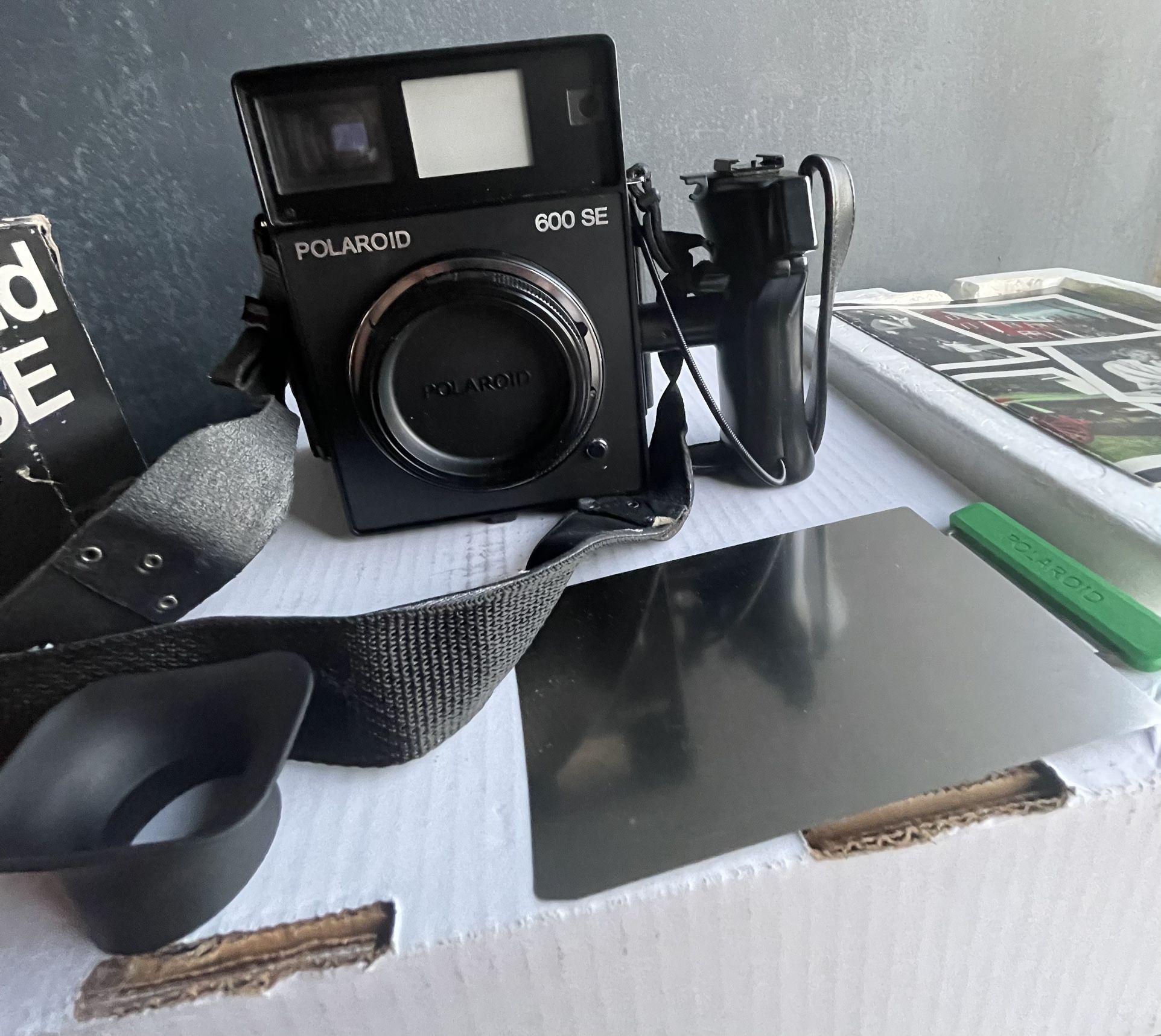 VINTAGE CANON POLAROID 600 SE CAMERA