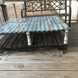 Rustic Pallet Coffee Table With Matching End Tables