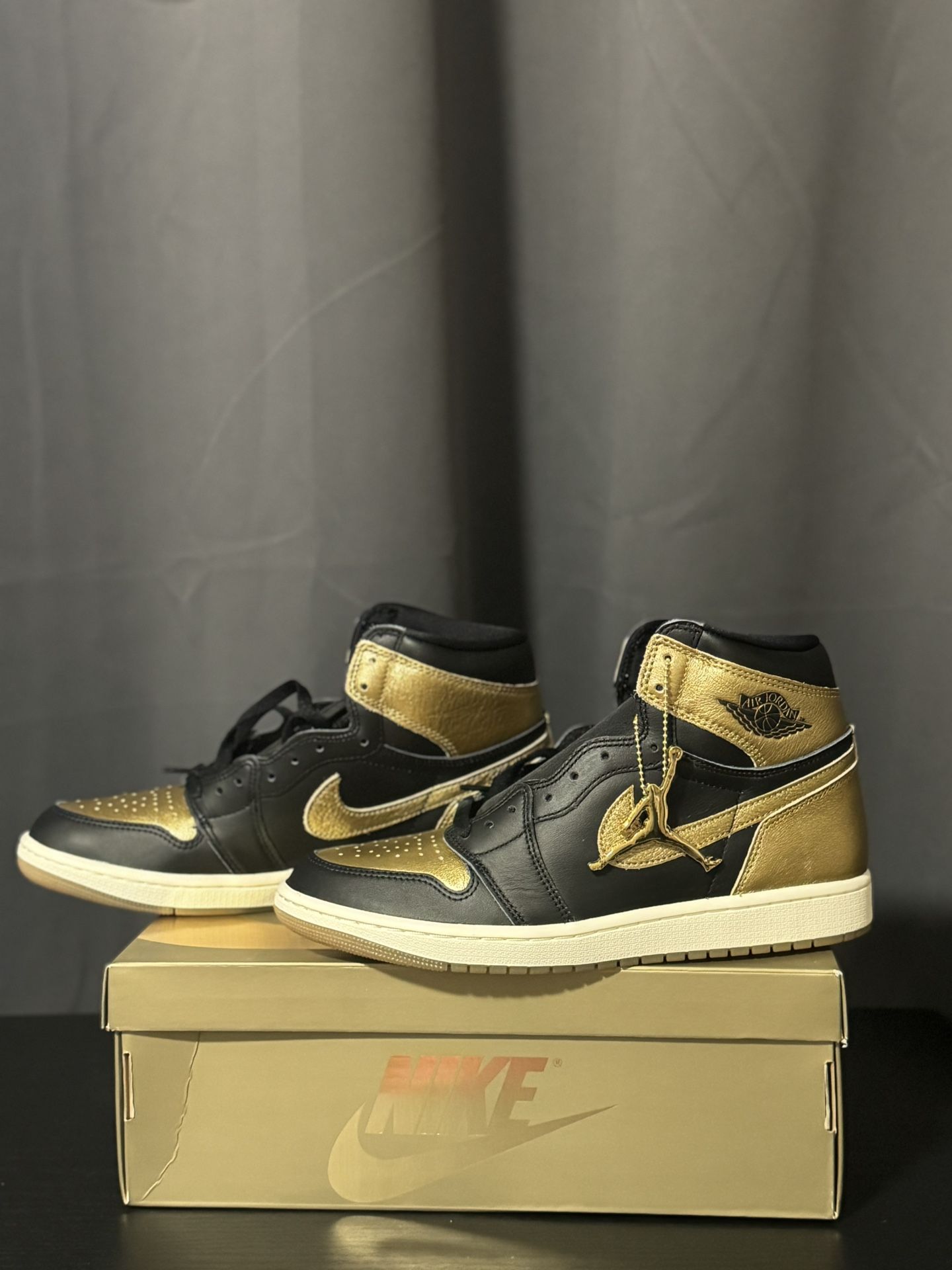 Nike Air Jordan 1 Retro High OG "Black And Gold" Men's Shoe 10.M