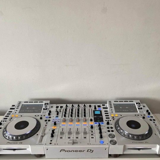 Pioneer CDJ-2000NXS2 + DJM-900NXS2 White LTD Edition Full Set Up