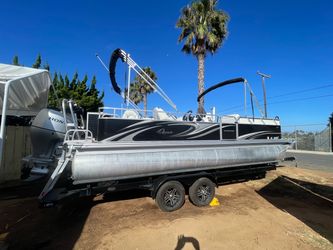 20 2017 Qwest 822 LS Pontoon Boat * 135 HP Honda outboard engine * Ski tower * Speakers mounted on the ski tower * Fusion Bluetooth stereo system * Du