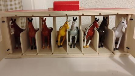 Mini horse stable with all 8 horses Melissa and Doug