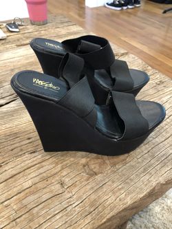 Black wedges