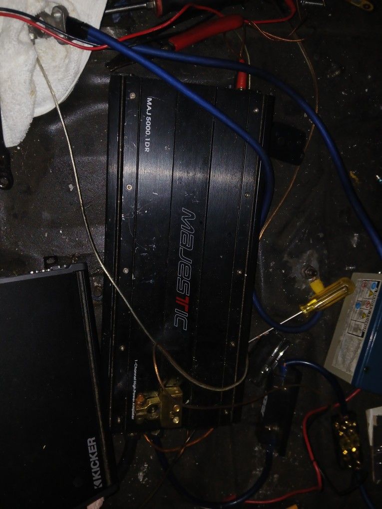 1 Channel And A 4 Channel Amp Majestic 5000 And Kicker 3000