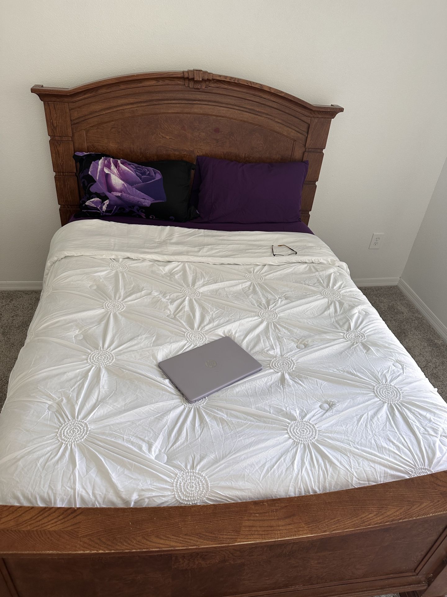 Queen Bed Frame – Great Condition!