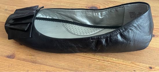 Me too Black leather glazed goat shoes size9