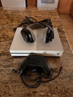 Xbox series S 800gb with controller headset & accessories