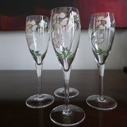 Perrier-Jouët - Set of four hand-painted crystal champagne flutes with floral decoration by Perrier-Jouët