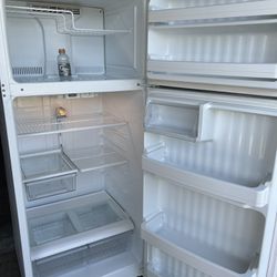 REFRIGERATOR FRIDGE WORKS PERFECT ITS PLUGGED IN $200 FIRM 