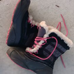 Size 4 COLUMBIA SNOW BOOTS FOR KIDS