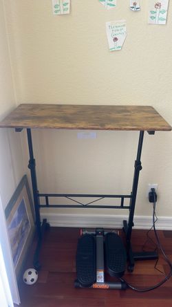 Adjustable standing desk