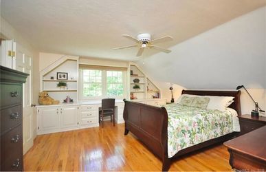 Broyhill Solid Wood 5-Piece Queen Bedroom Set