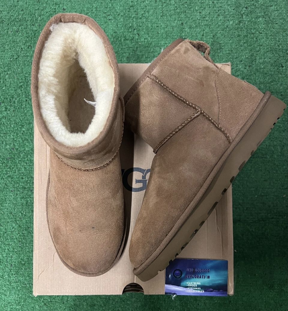 UGG Classic mini II size 7.5men/9women