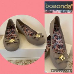 Designer made in Brazil opaque plastic jelly wedges with bows and gold toned beads. Size 9.