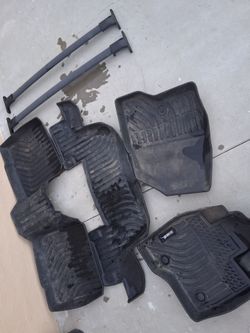 Fitted floor mats and roof cross bars for 2017 explorer