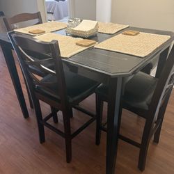 4 Seat Dinning Table 