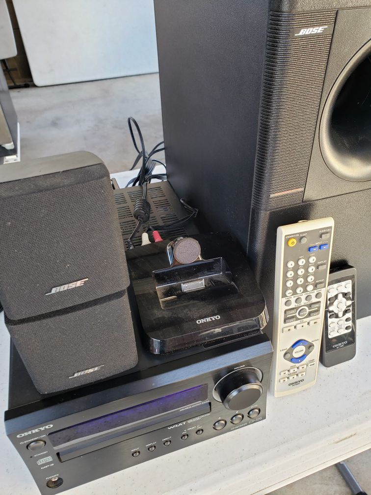 Bose / Onkyo stereo system, sounds great, CD player, ipod hookup
