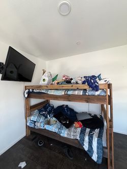 Twin bunk beds