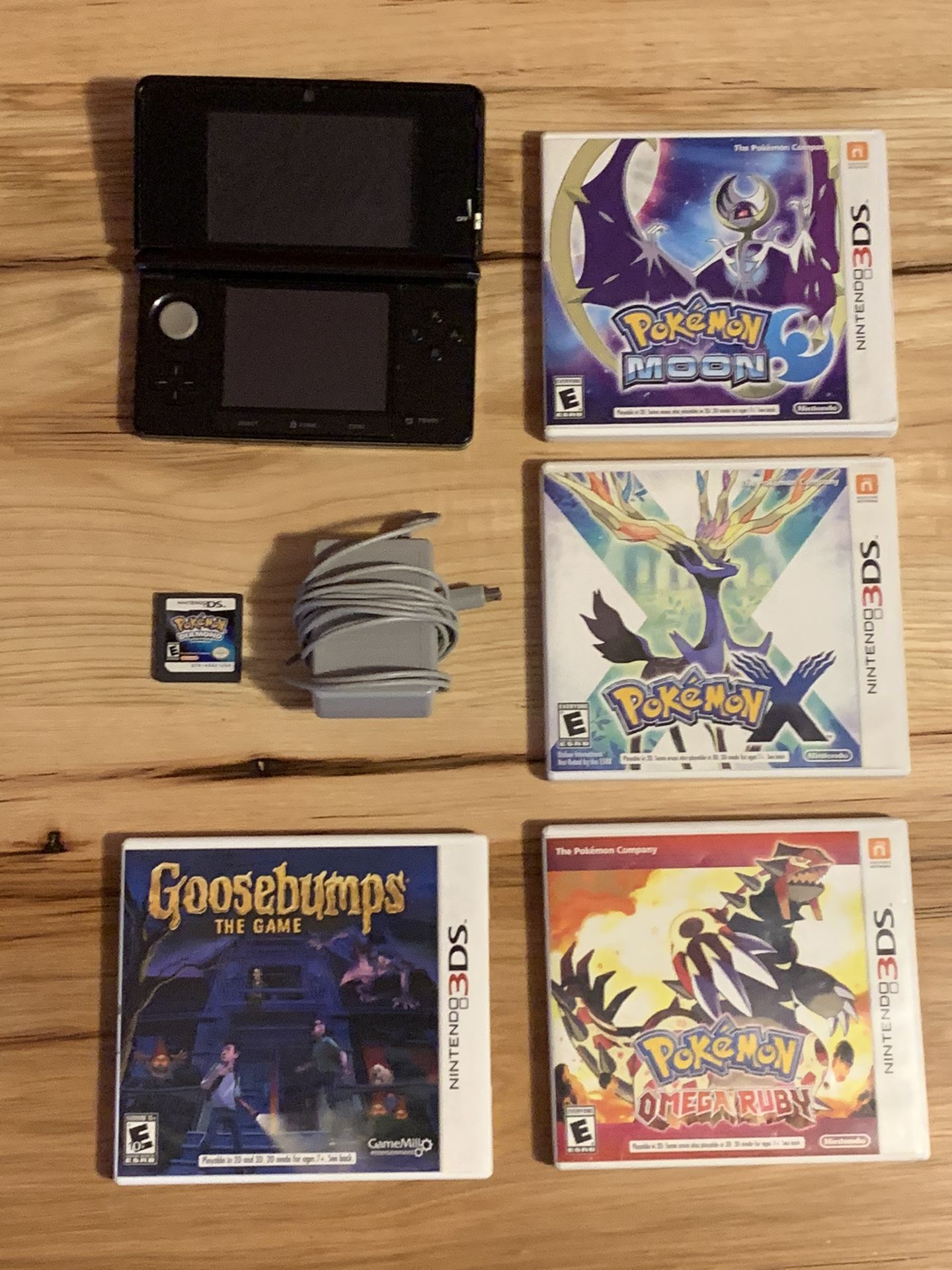 Nintendo 3DS + Charger and 5 games