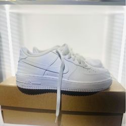 WHITE NIKE AIR FORCE 1 -BOY SIZE 7Y