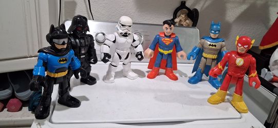 The Fisher Price imaginext DC Super Friends...
-SUPERMAN,
-BATMAN,
-FLASH,
- BATMAN...
- DARTH VADER
- STORMTROOPER XL action figures.
Good con