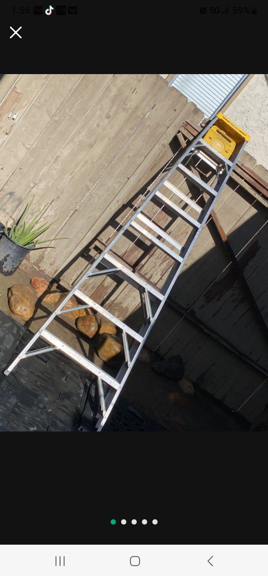 Fairly New 8ft ladder 