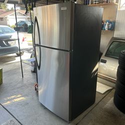 Frigidaire Freezer & Fridge Refrigerator Stainless-Steel Glass Shelves Plus Ice-Maker Hook-Up!