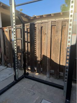 Squat rack. Heavy sturdy missing the hooks