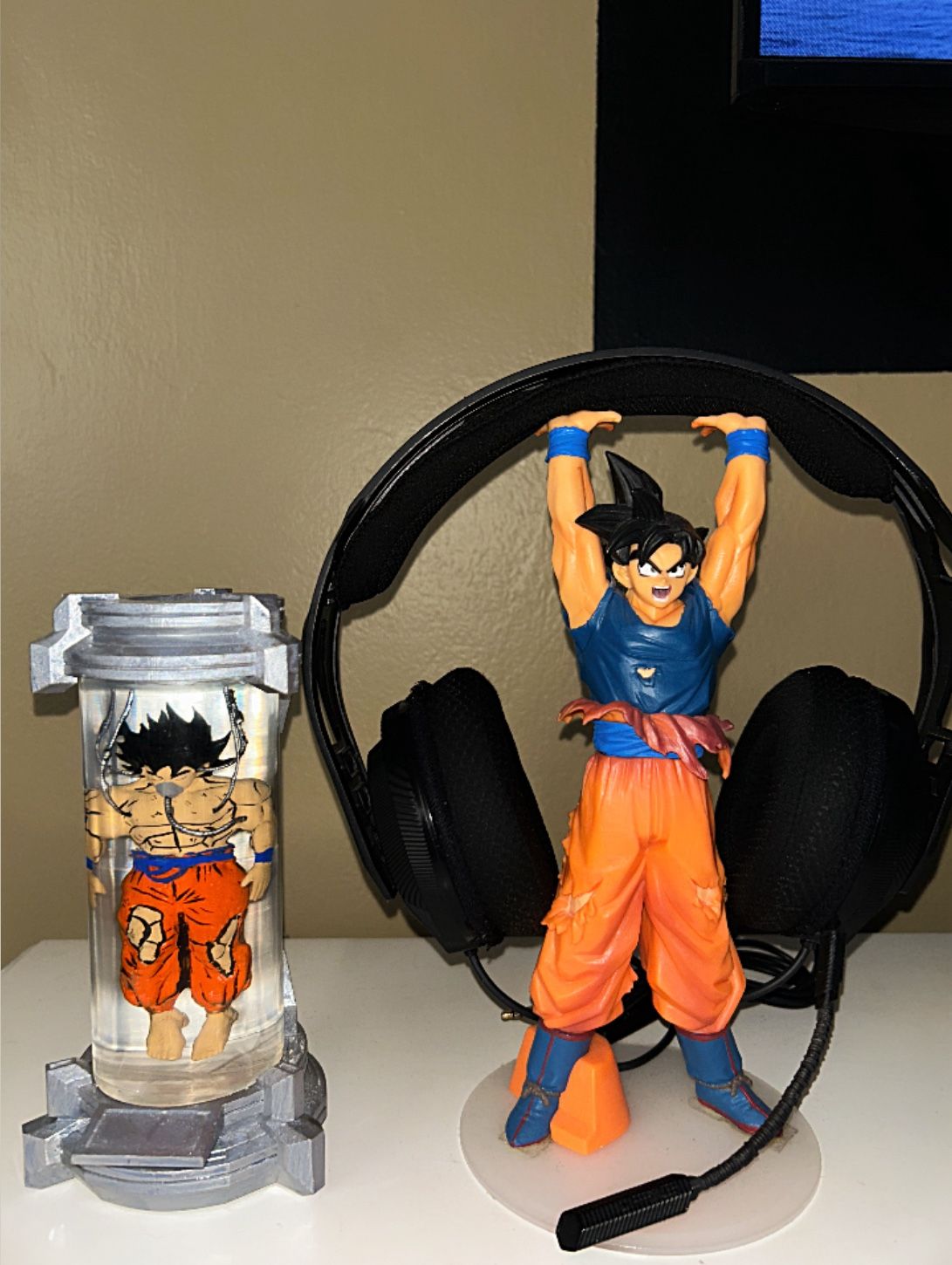 Incubator Goku Lamp & Goku Headset Holder