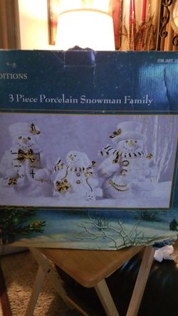 Set of 3 porcelain snow family
