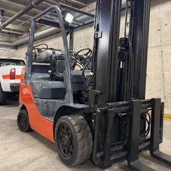 TOYOTA M8 forklift,6600 lb, 3 stage, side shift 