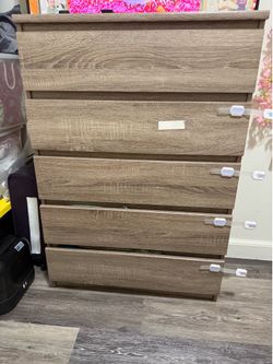 FOR SALE — Modern 5 Drawer Chest Dresser $50