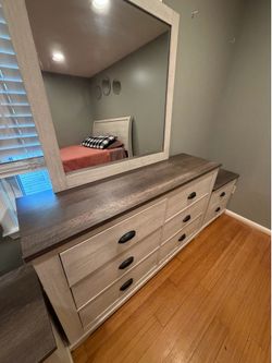 Queen size Bed frame … 3 pieces dresser set