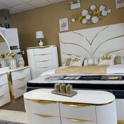 I'm selling this bedroom set. 