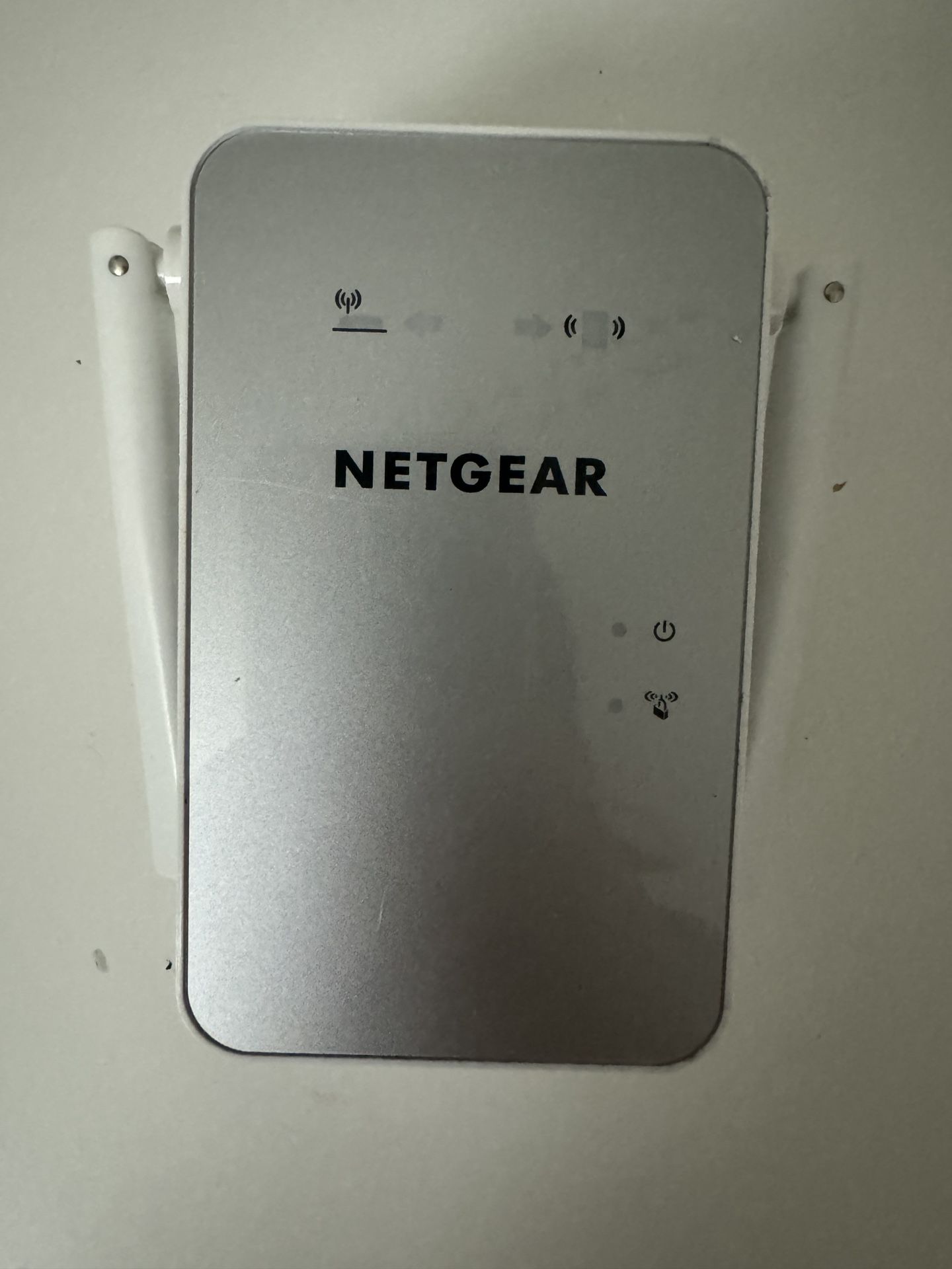 2 NETGEAR - AC1200 Dual-Band Wi-Fi Range Extender - White